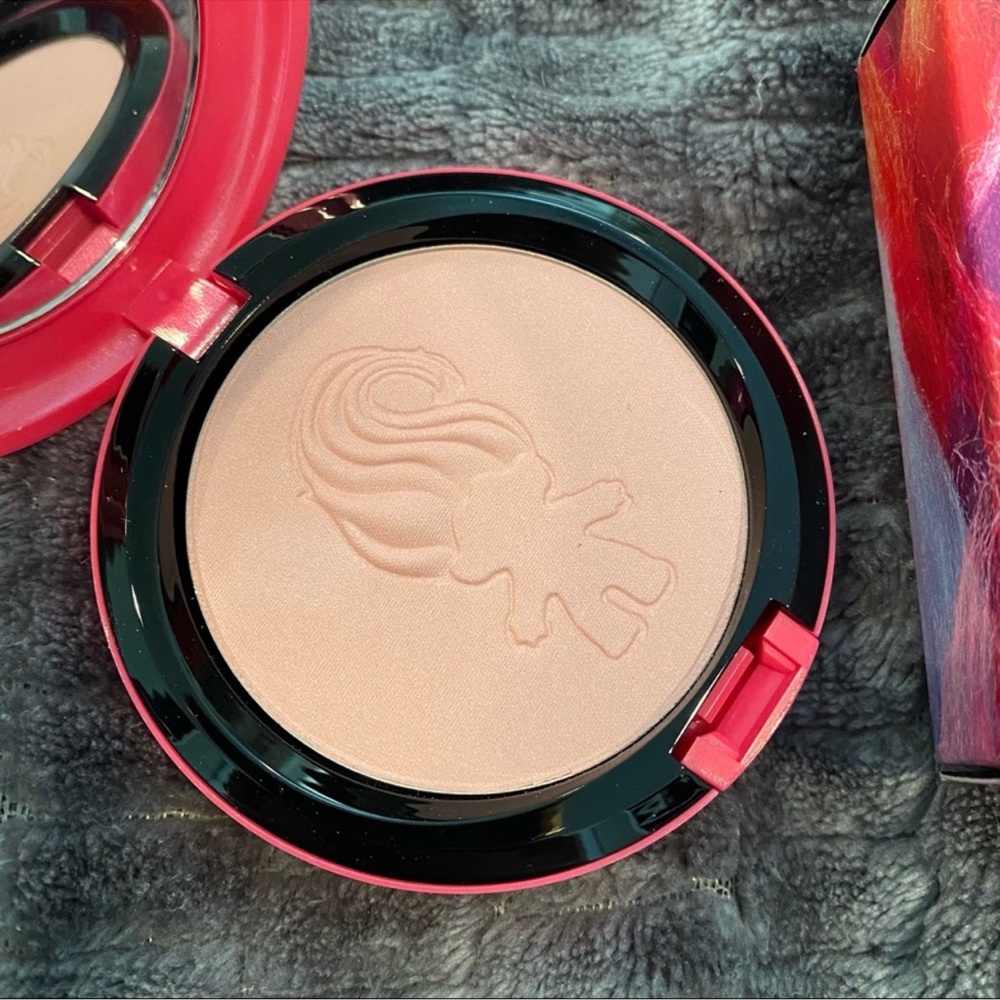 MAC Cosmetics x Trolls: Beauty Powder in Play It Proper: Brand New! 💜🩷 - Picture 5 of 5
